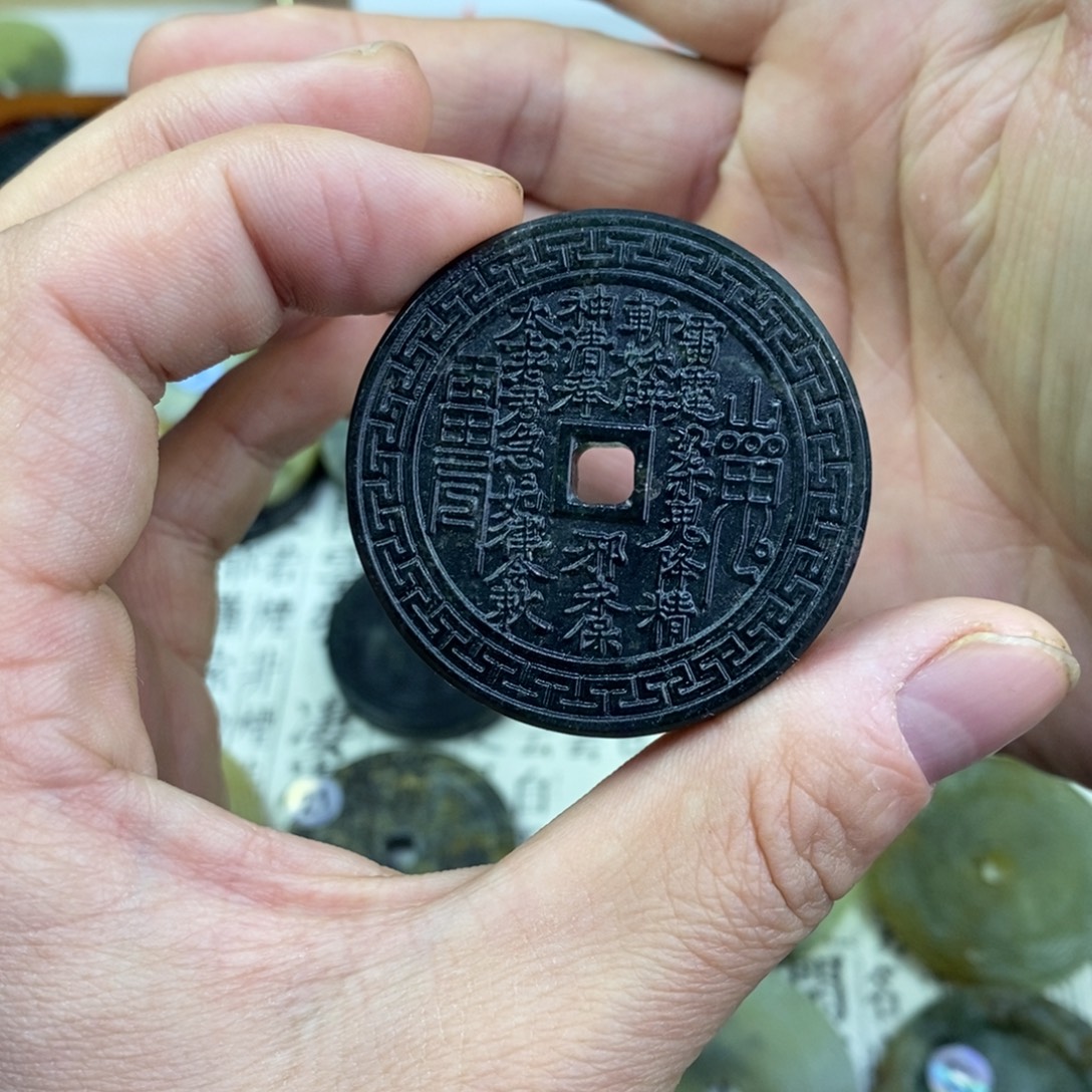 ꧁***꧂岫玉未镶嵌颈饰岫玉山鬼花钱吊坠