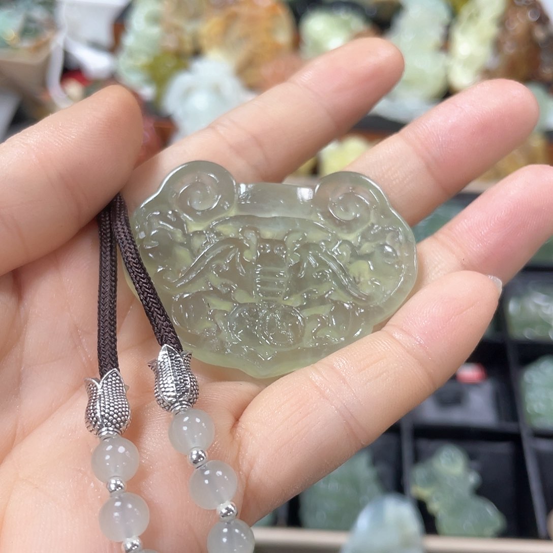 蛇纹石玉颈饰未镶嵌