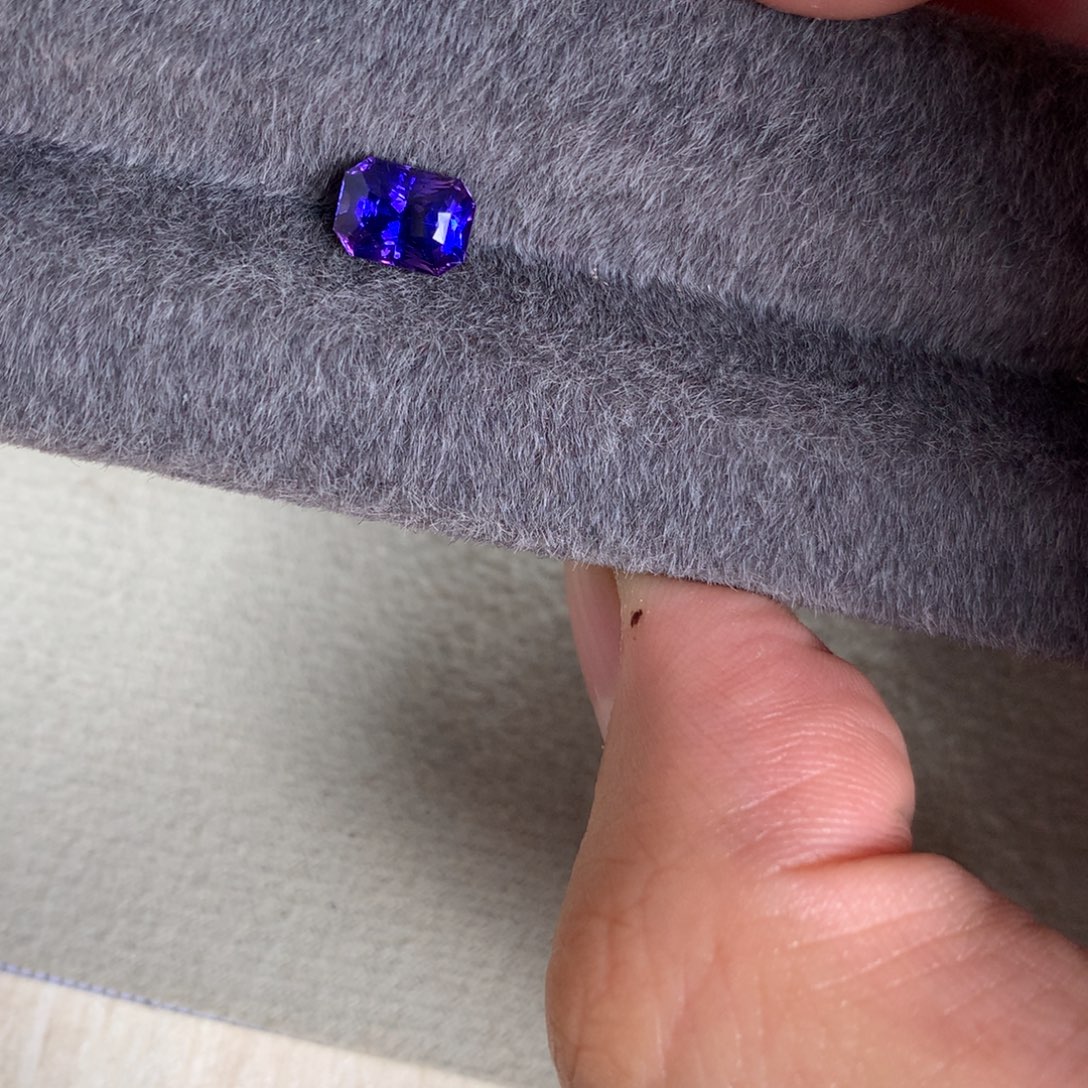 兔***子蓝宝石裸石1.53 无烧 变色蓝宝石