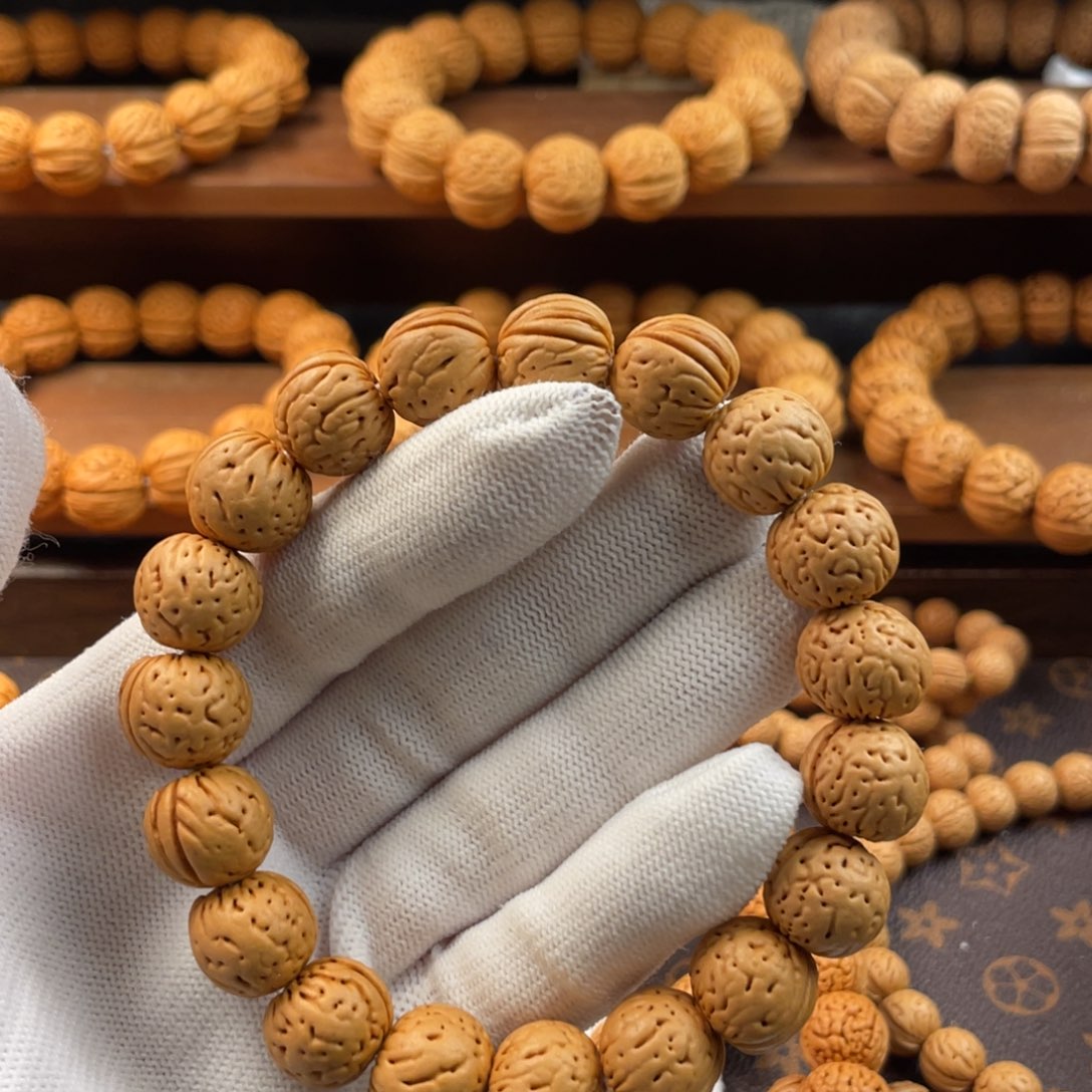 小***哥吊坠桃核金丹精品