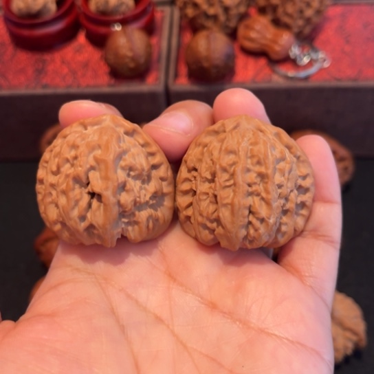 文玩核桃吊坠三角白