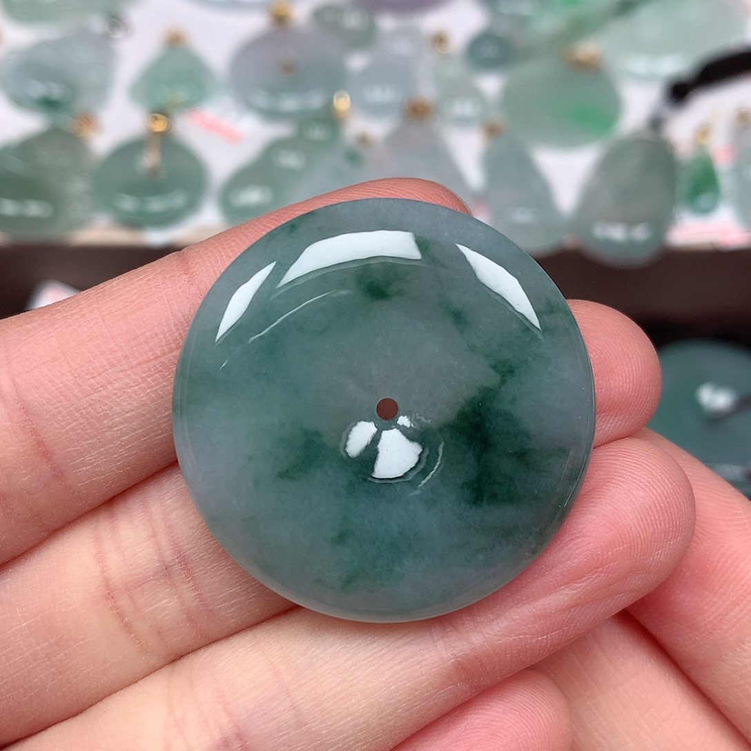 翡翠颈饰未镶嵌平安扣