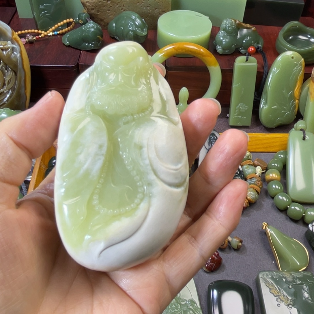 昊***鹏岫岩老玉（透闪石质玉）未镶嵌车挂