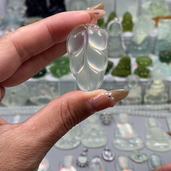 蛇纹石玉颈饰未镶嵌