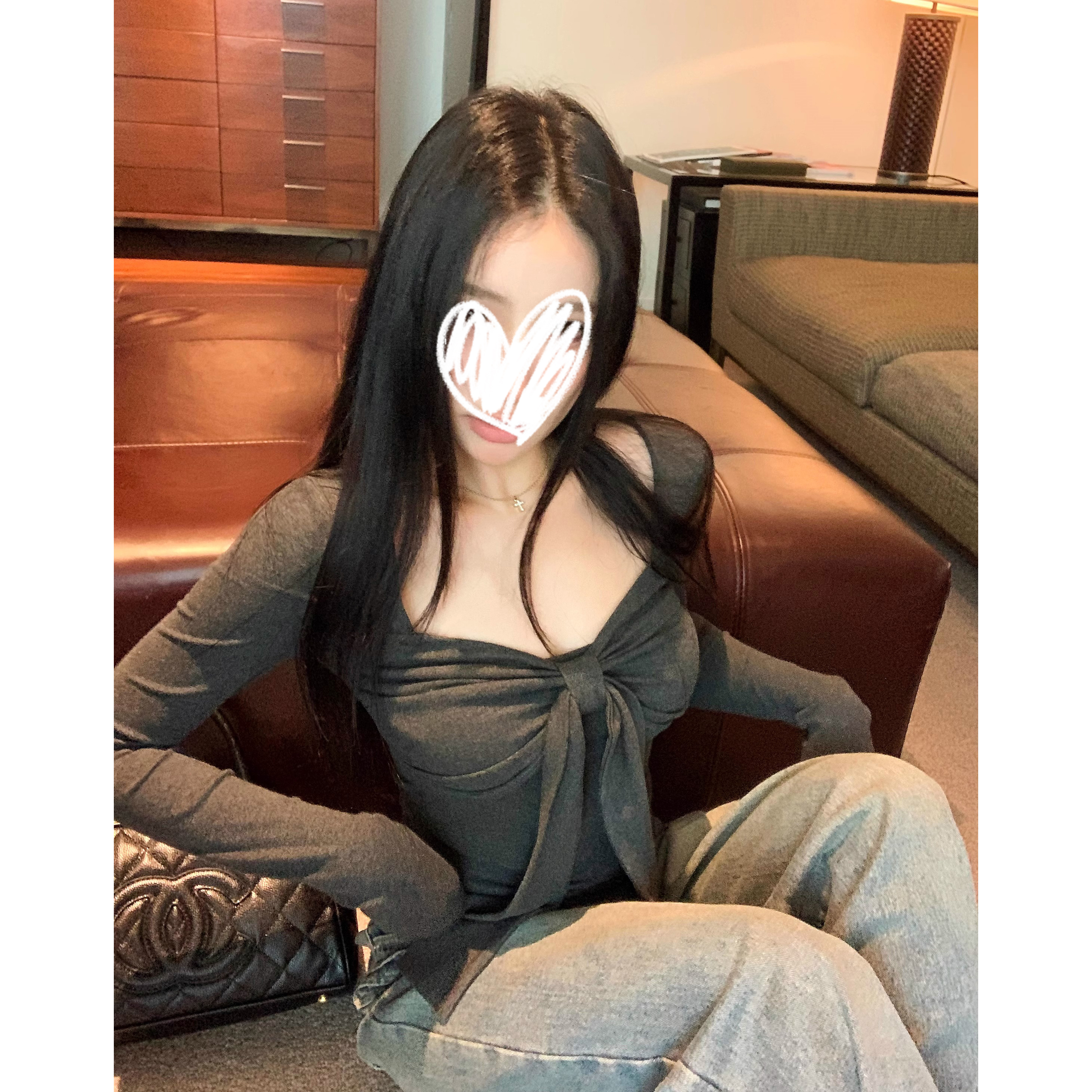 高冷辣妹深灰色系带长袖t恤女秋冬纯欲性感收腰显瘦褶皱短款上衣