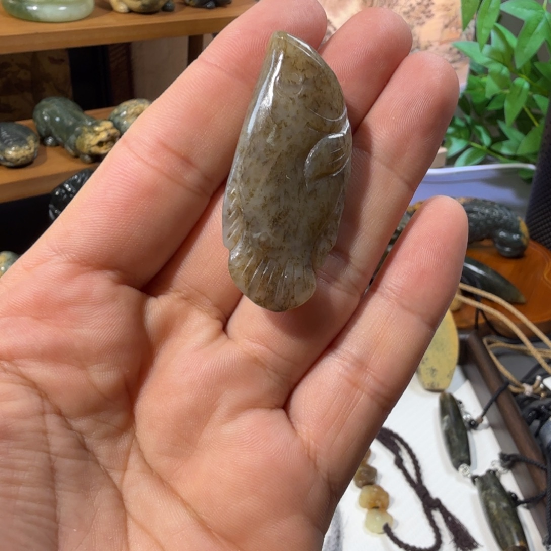 透闪石-蛇纹石玉未镶嵌颈饰
