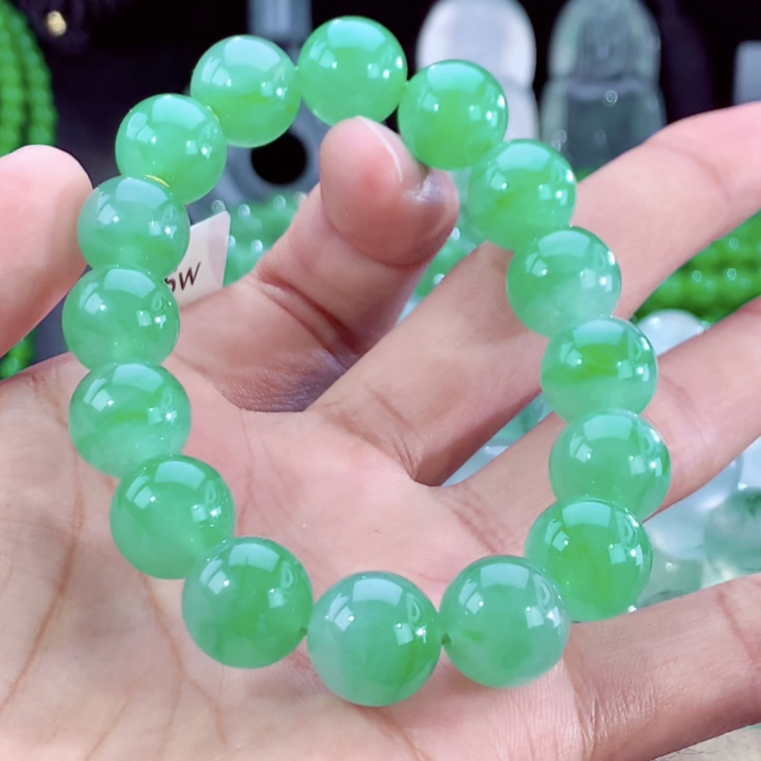 超性价比的一条高端翡翠缅甸天然A货飘绿花手串