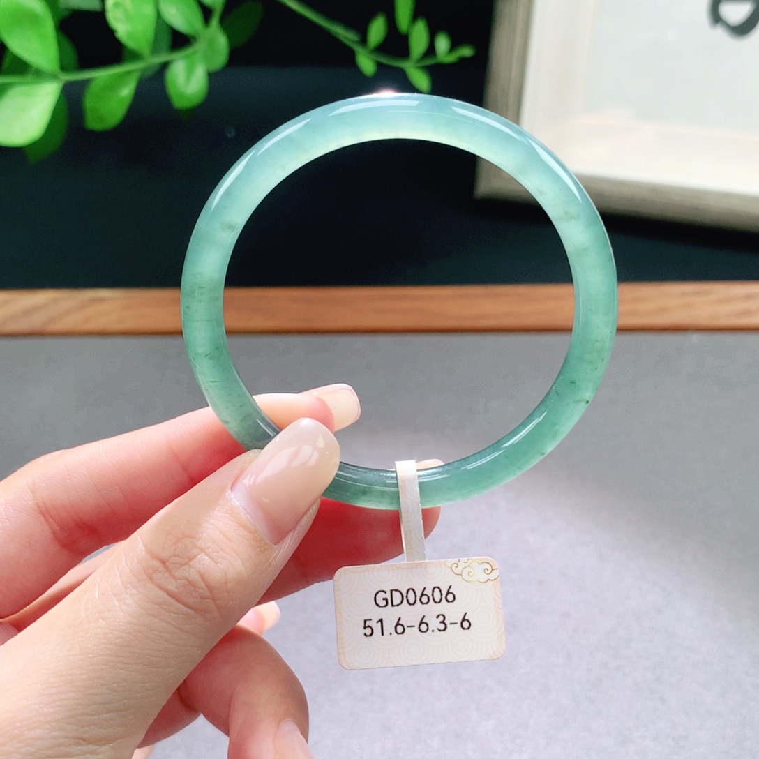 翡翠手镯未镶嵌天然翡翠