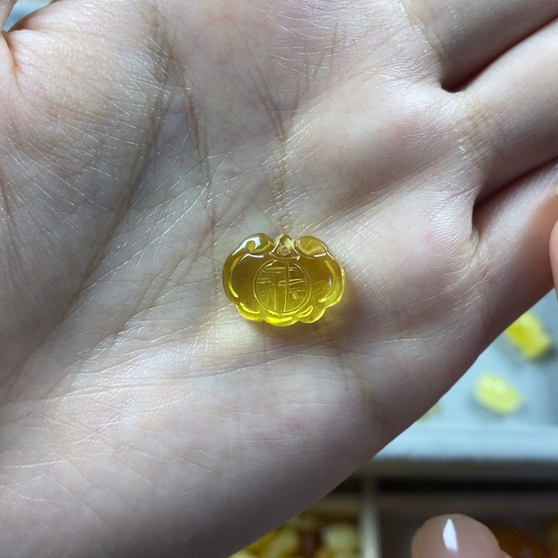 琥珀裸石未镶嵌小平安锁