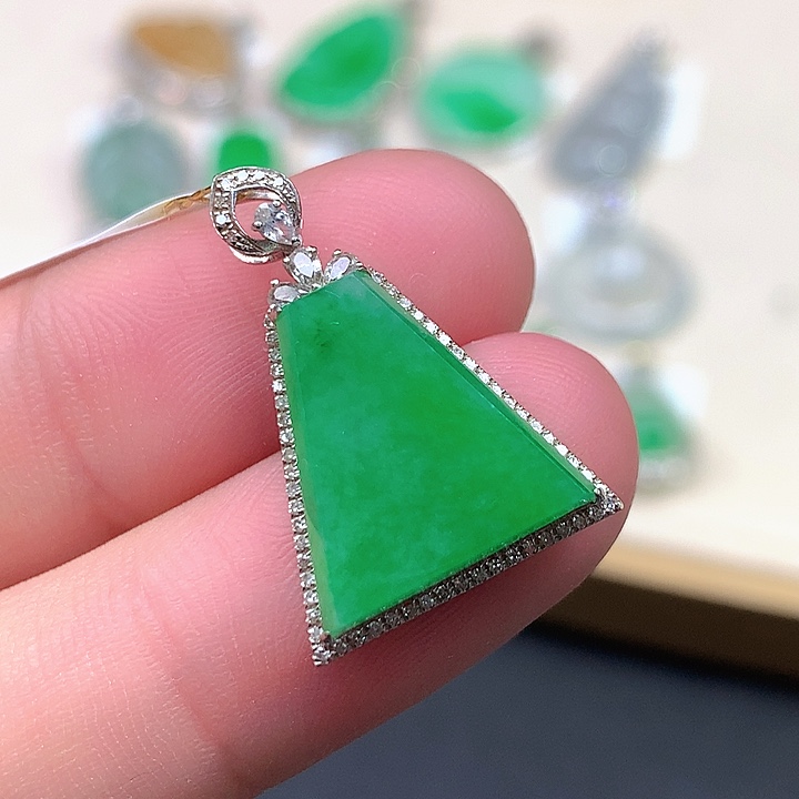 翡翠18K金镶嵌颈饰