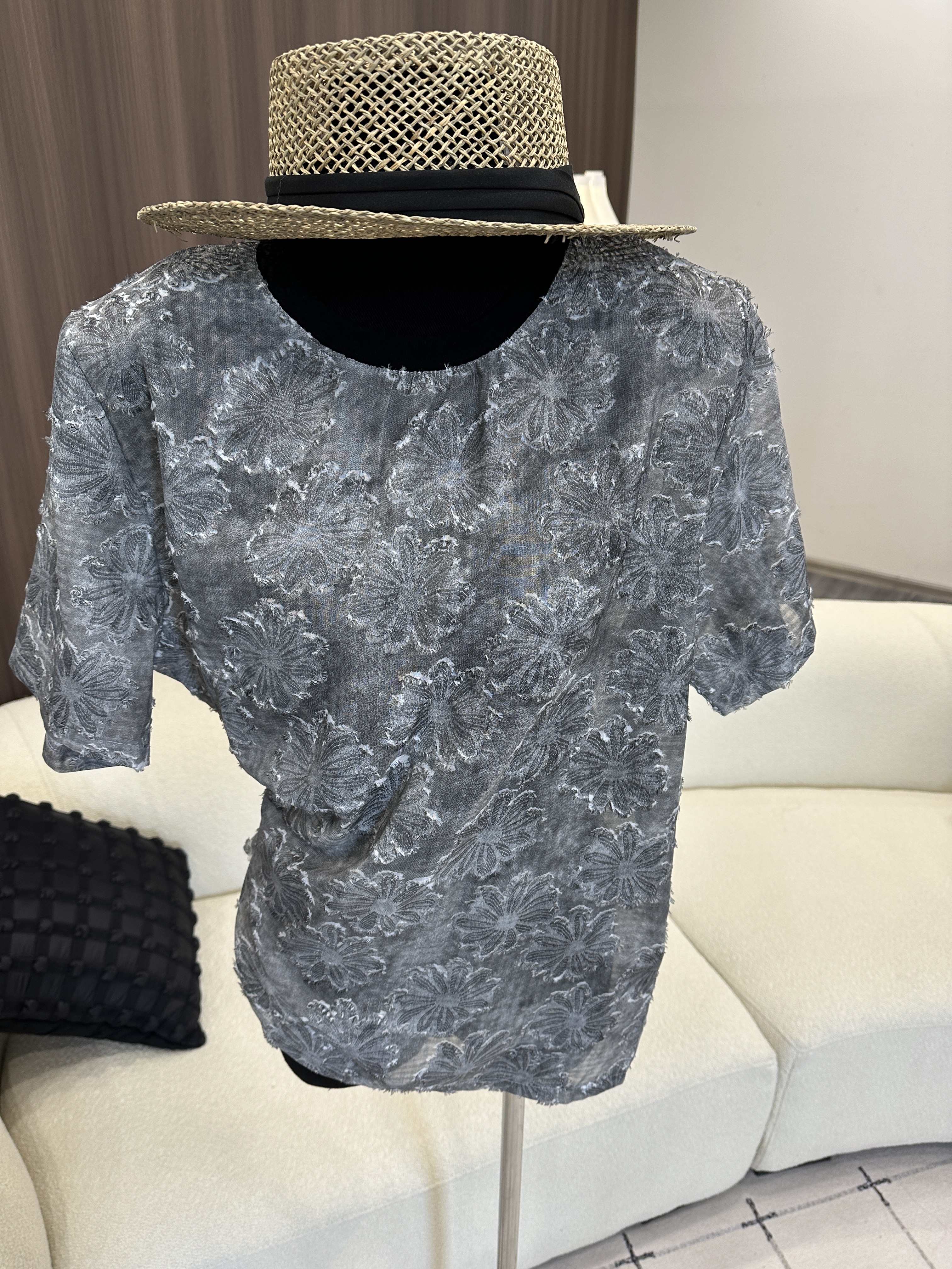 【 亏米甩 NO退 NO换】&款灰色立体花花圆领薄款T恤半袖上衣254176