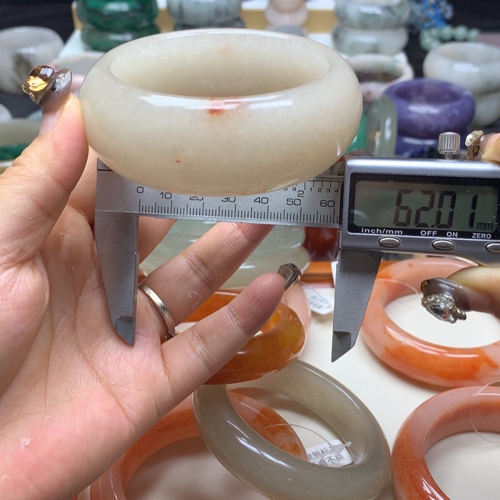 未镶嵌手镯石英质玉
