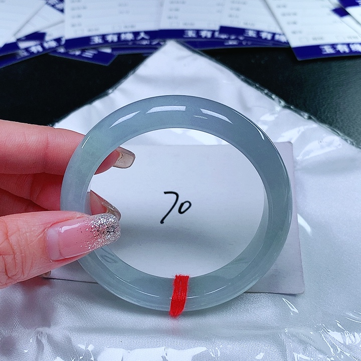 翡翠手镯未镶嵌翡翠手镯未镶嵌