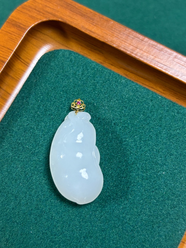 和田玉羊脂白福豆18k金镶嵌吊坠