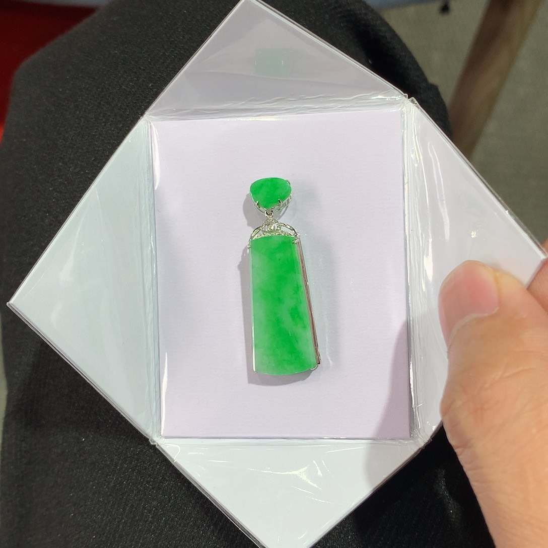 翡翠吊坠(赠链)18K金镶嵌