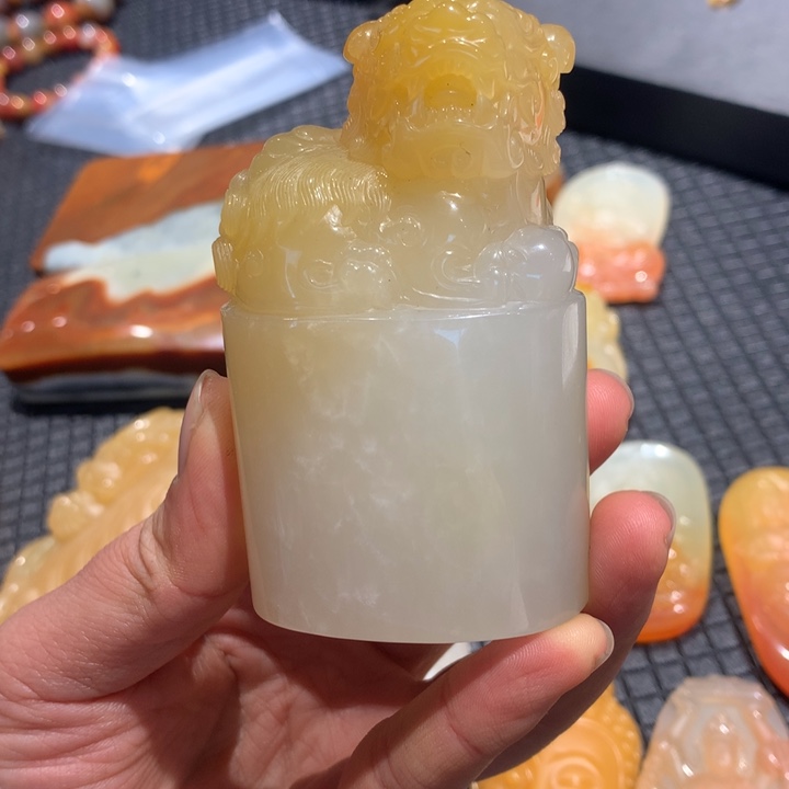 石英质玉（黄龙玉）未镶嵌颈饰