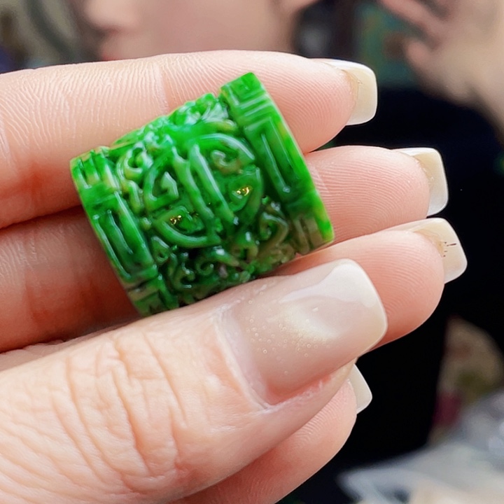 翡翠未镶嵌颈饰多样性