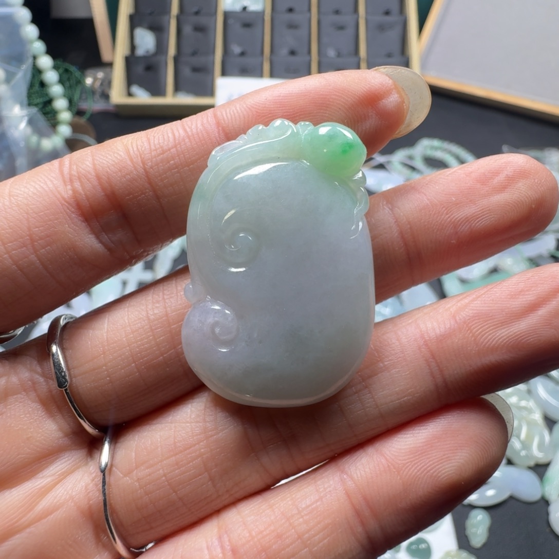 爱***)翡翠未镶嵌吊坠(赠链)天然缅甸A货翡翠如意吊坠