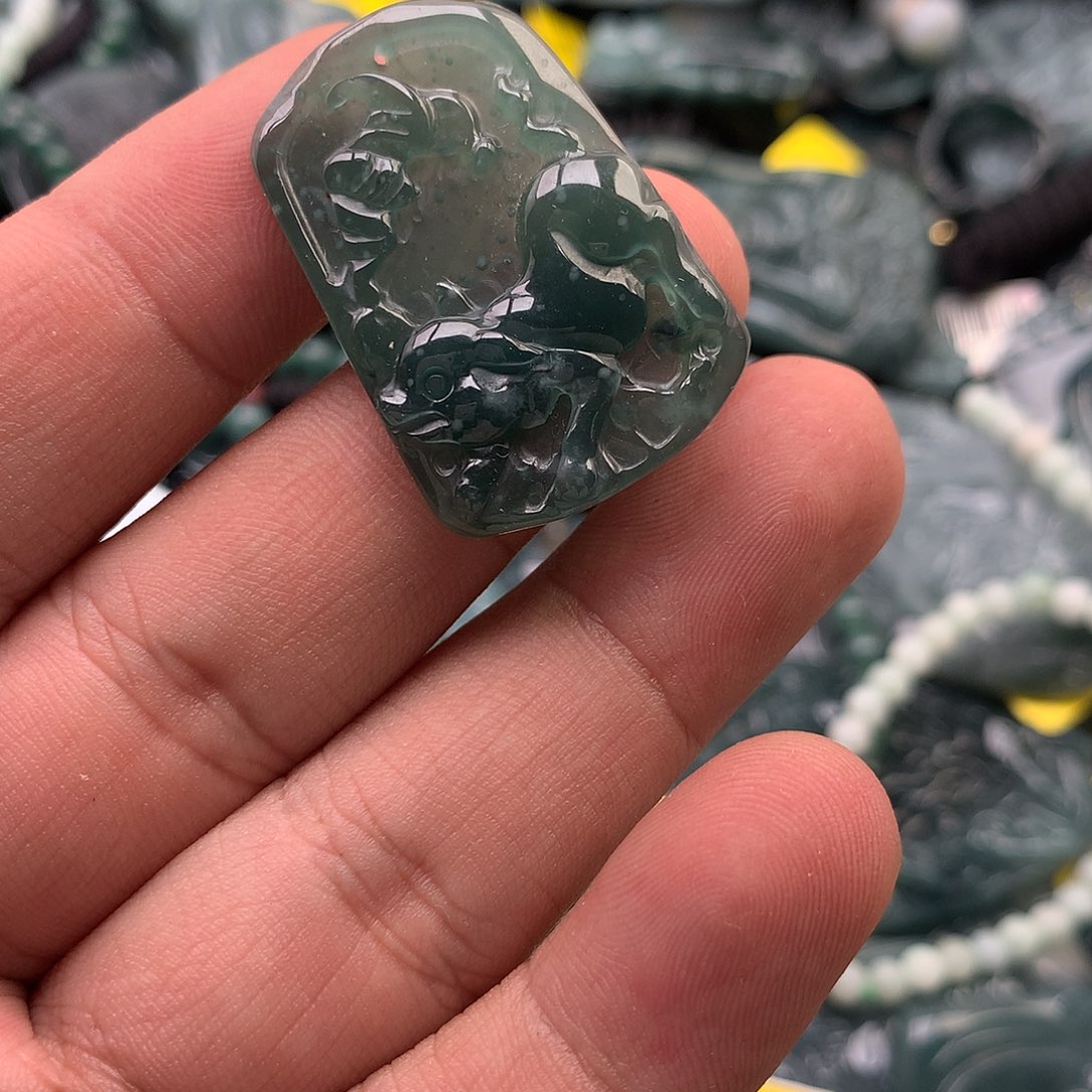 翡翠未镶嵌颈饰猪牌