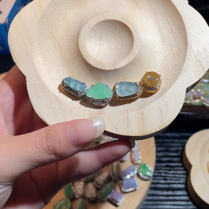 ？***翡翠足铂镶嵌颈饰翡翠