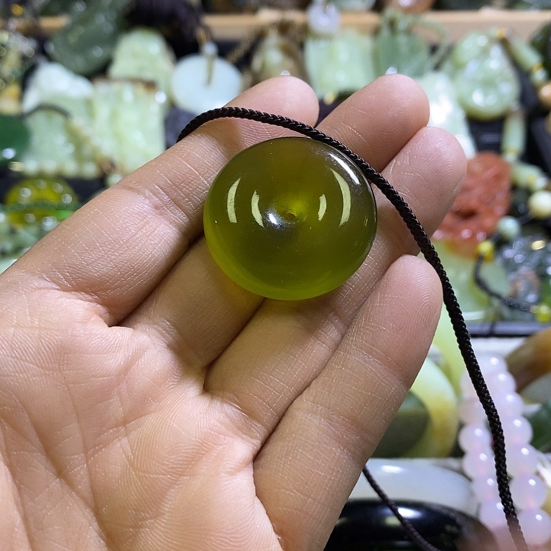 岫玉未镶嵌颈饰一个