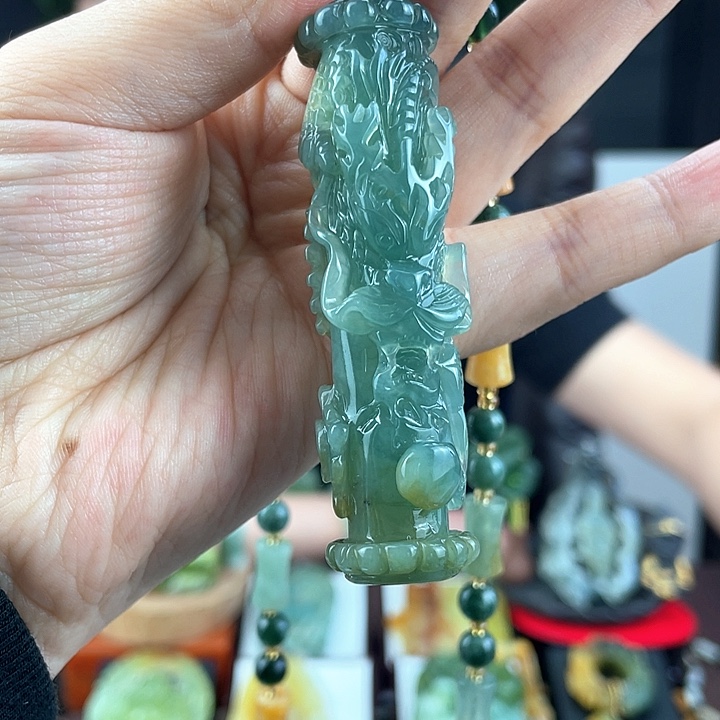 蛇纹石玉未镶嵌颈饰