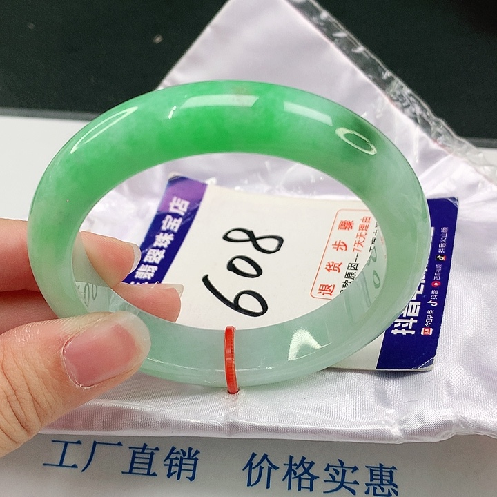 翡翠手镯未镶嵌翡翠