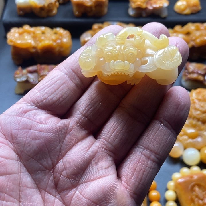 石英质玉（黄龙玉）未镶嵌颈饰