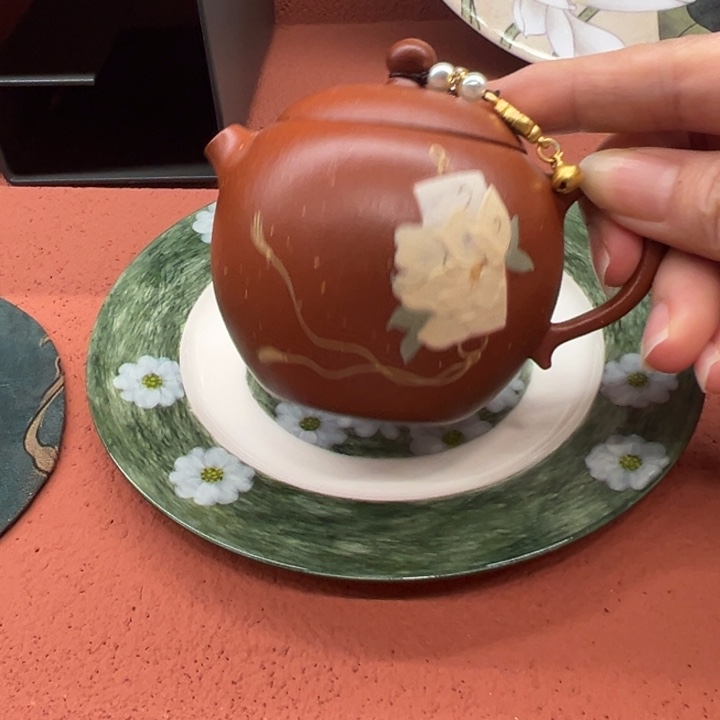 戴*真紫砂壶手工制作技艺高超