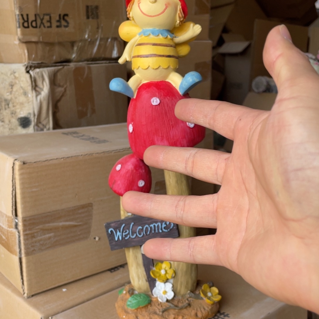 【闪购商品】树脂蜜蜂坐蘑菇摆件