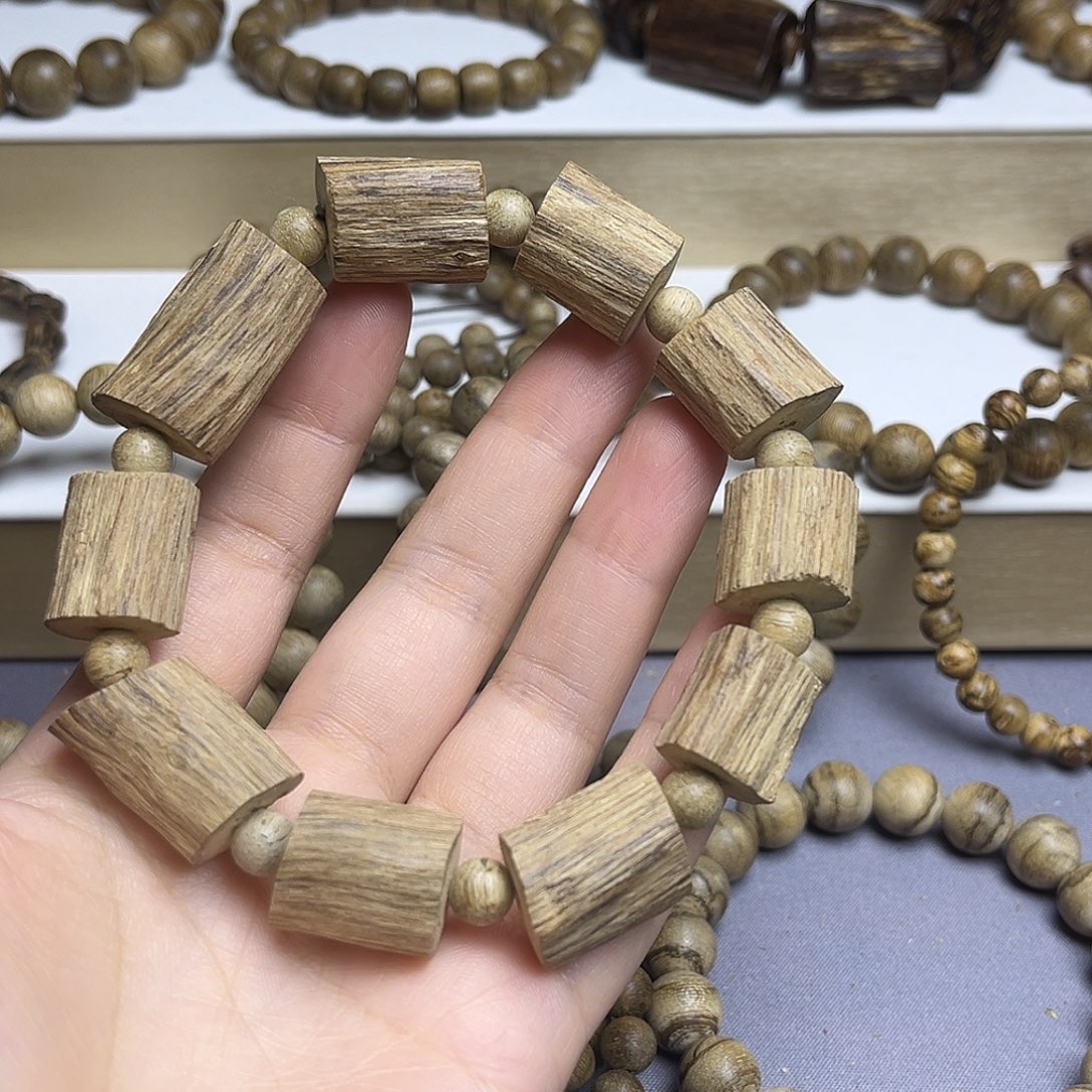 无事牌竹类达拉干随行。   