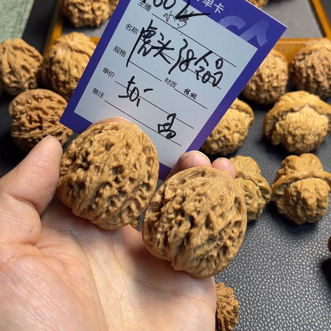 桃核把件全品虎头38。  孟