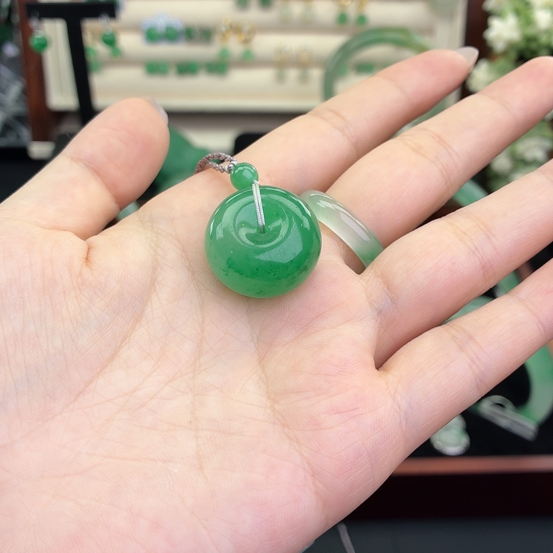 殿***行石英质玉合金颈饰