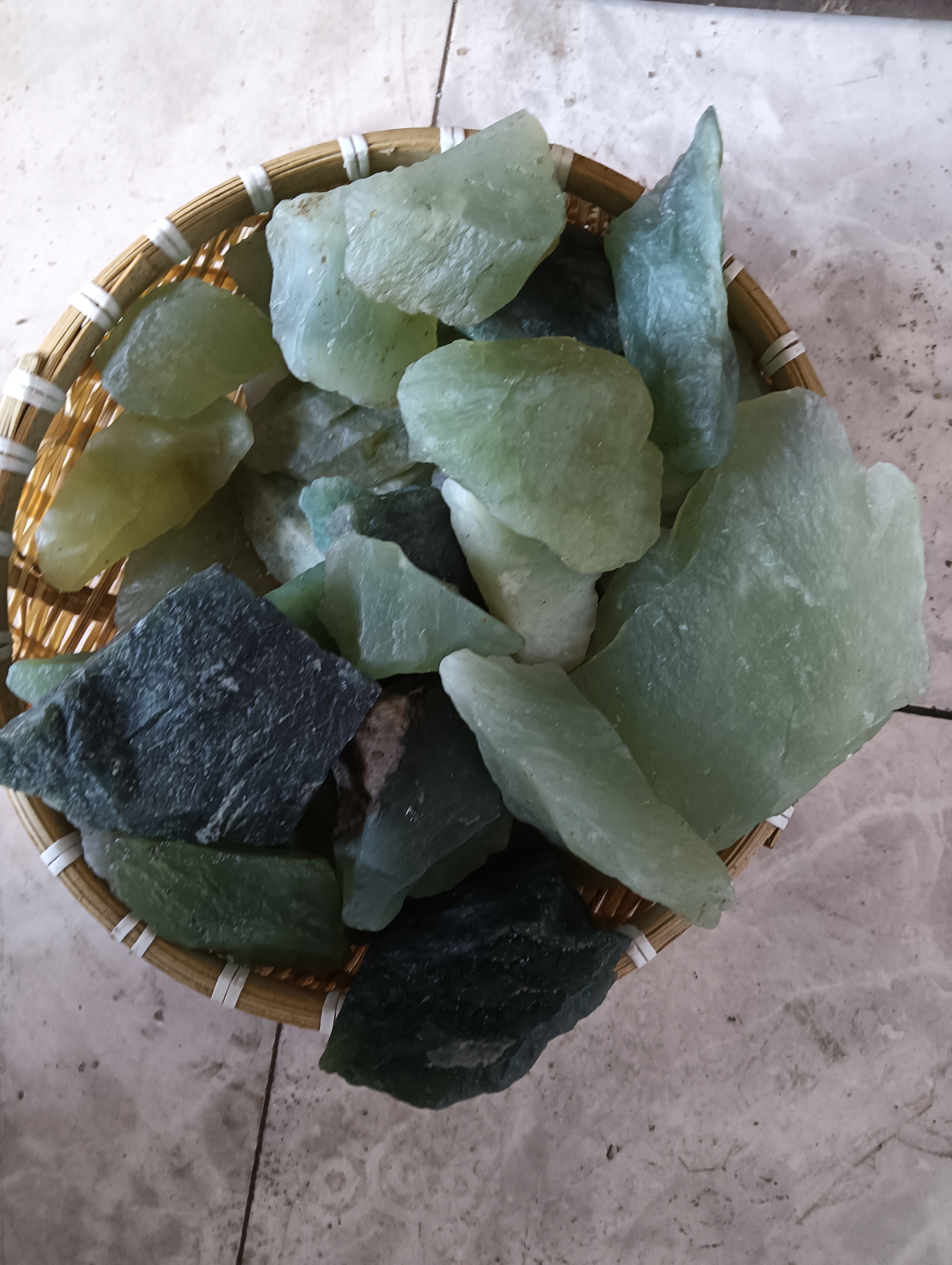 岫玉花盆石鱼缸石多样性发货一袋2斤左右