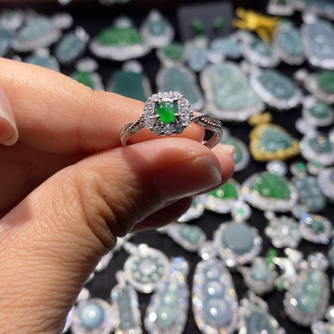 ****田翡翠未镶嵌颈饰翡翠