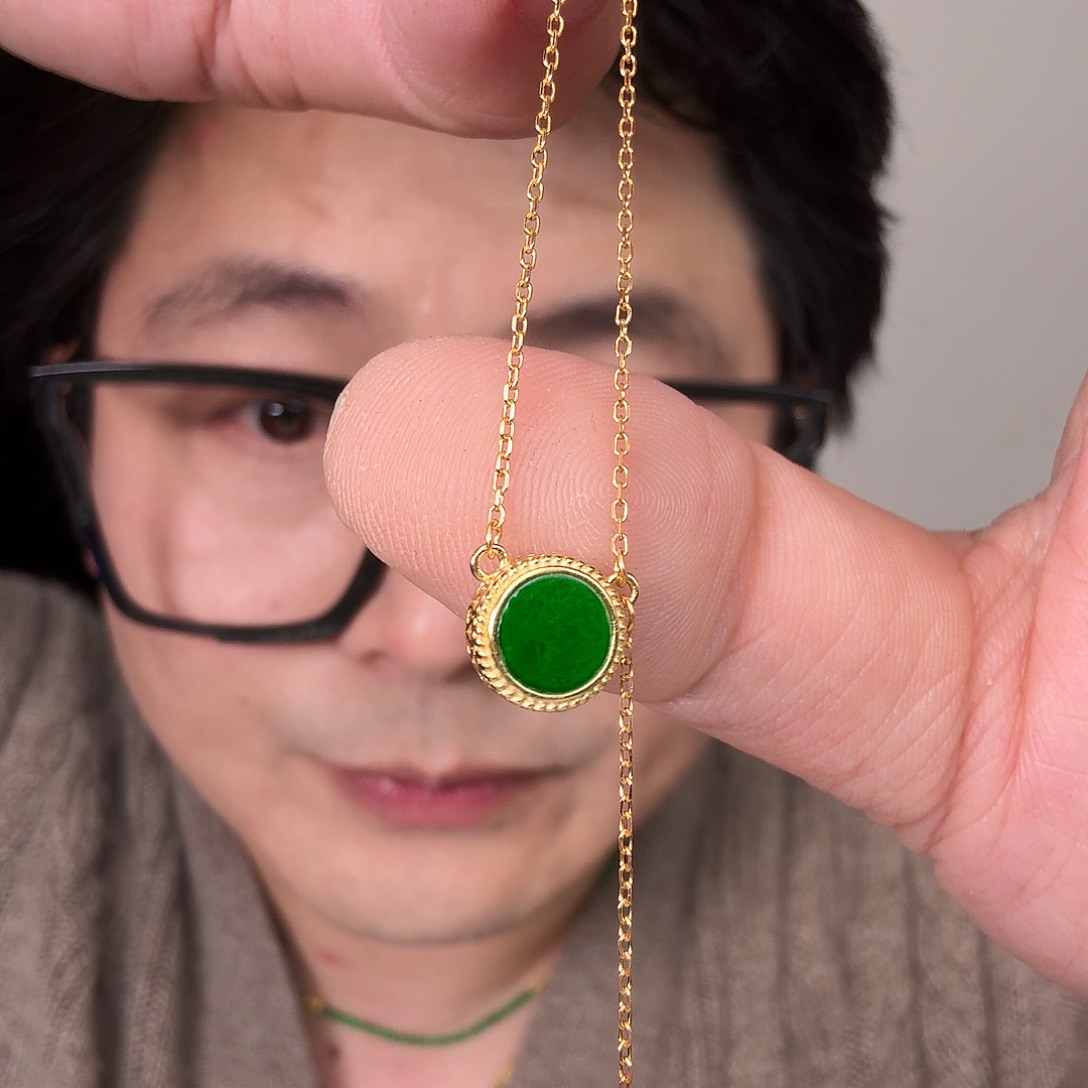 翡翠未镶嵌颈饰一件