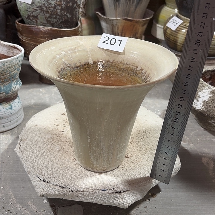 摆件陶高16，外口18，瑕疵处理无孔，201