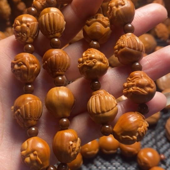 橄榄核吊坠罗汉手持