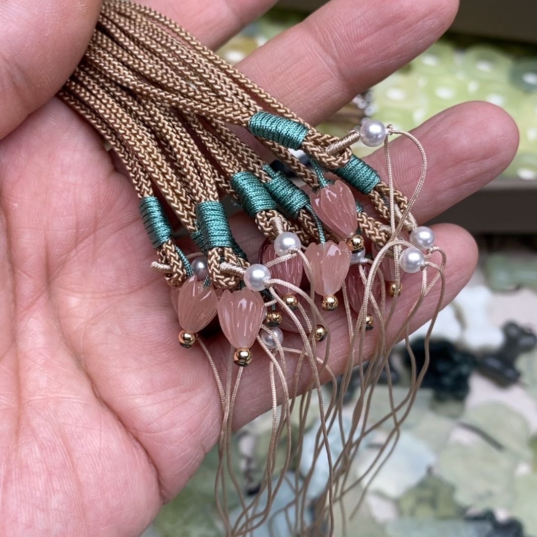 岫玉假一赔十，默认微瑕，不退不换，挂件绳未镶嵌