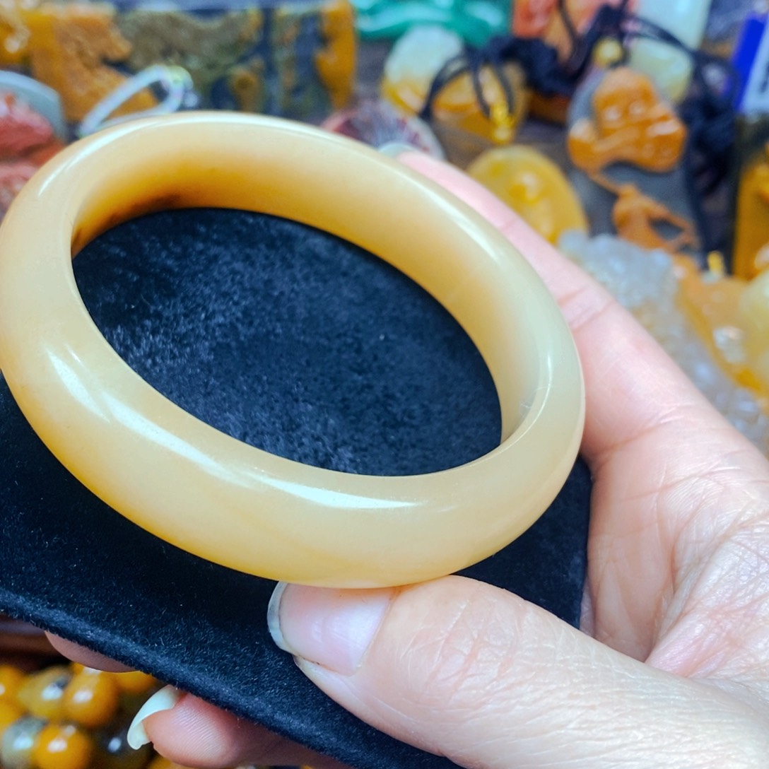 未镶嵌石英质玉（黄龙玉）颈饰