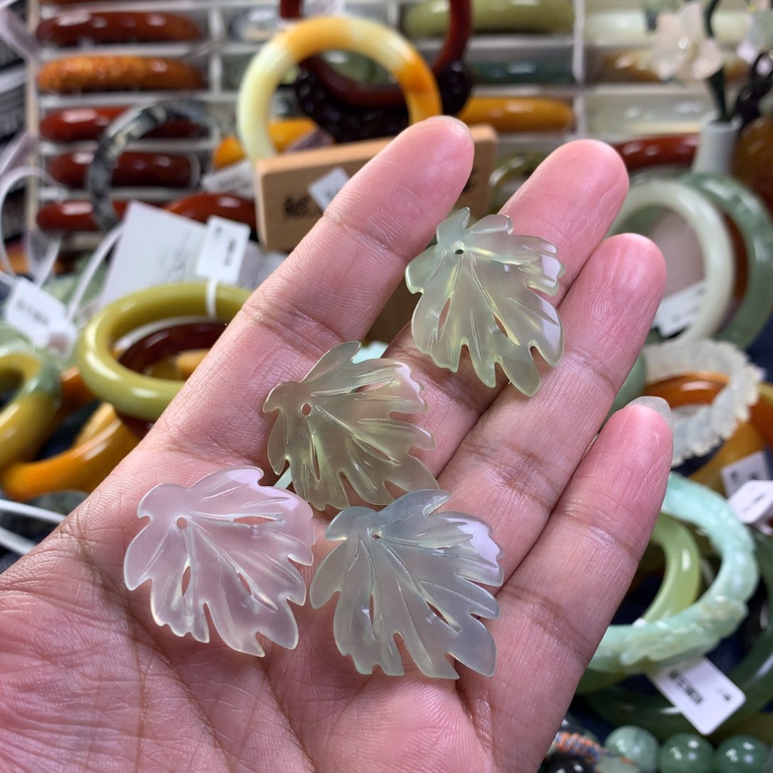 蛇纹石玉颈饰未镶嵌