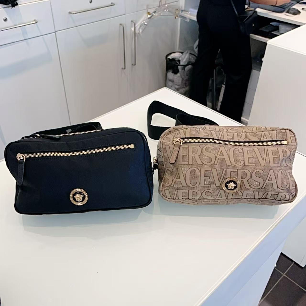 未使用 VERSACE/范思哲 男包美杜莎胸包腰包多色