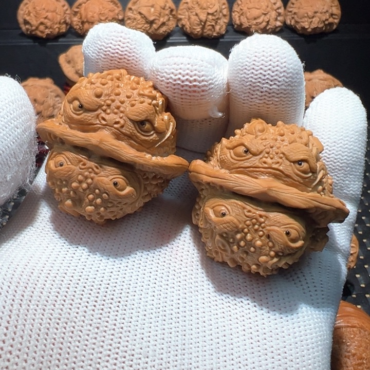 文玩核桃把件董****董金蟾纳财