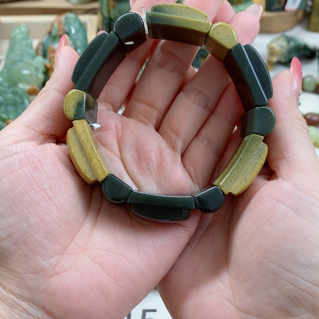 透闪石质玉手链未镶嵌俗**名