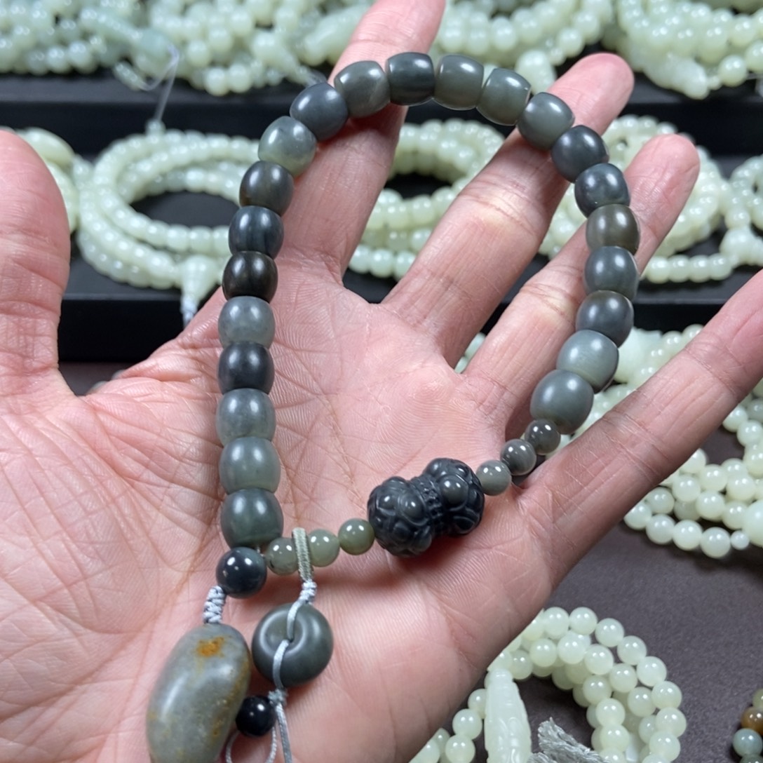 和田玉未镶嵌把件