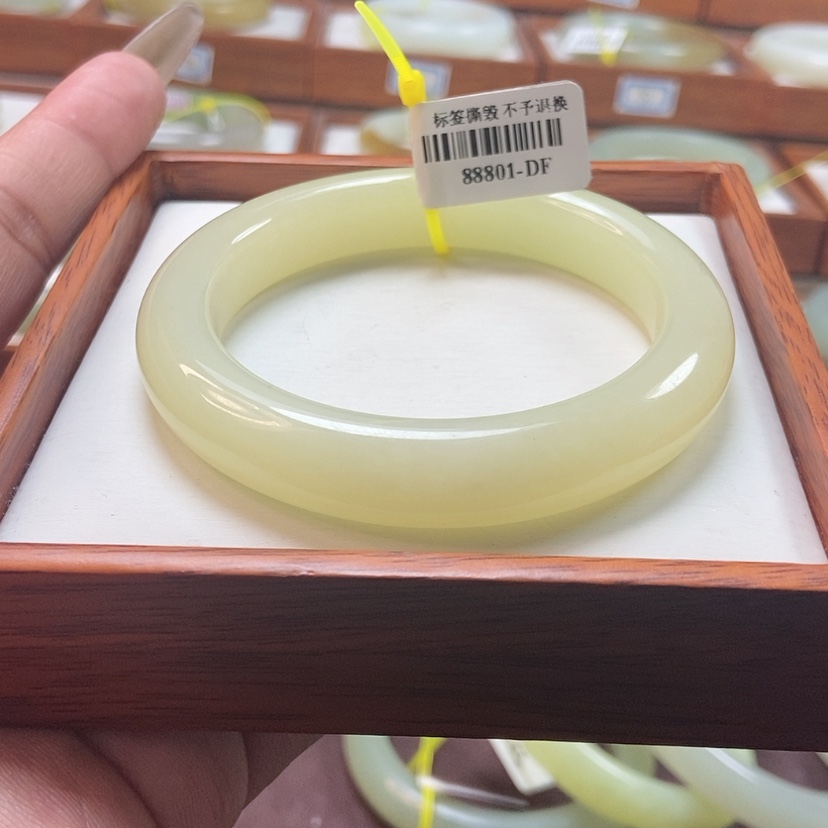 【闪购商品】和田玉手镯未镶嵌56
