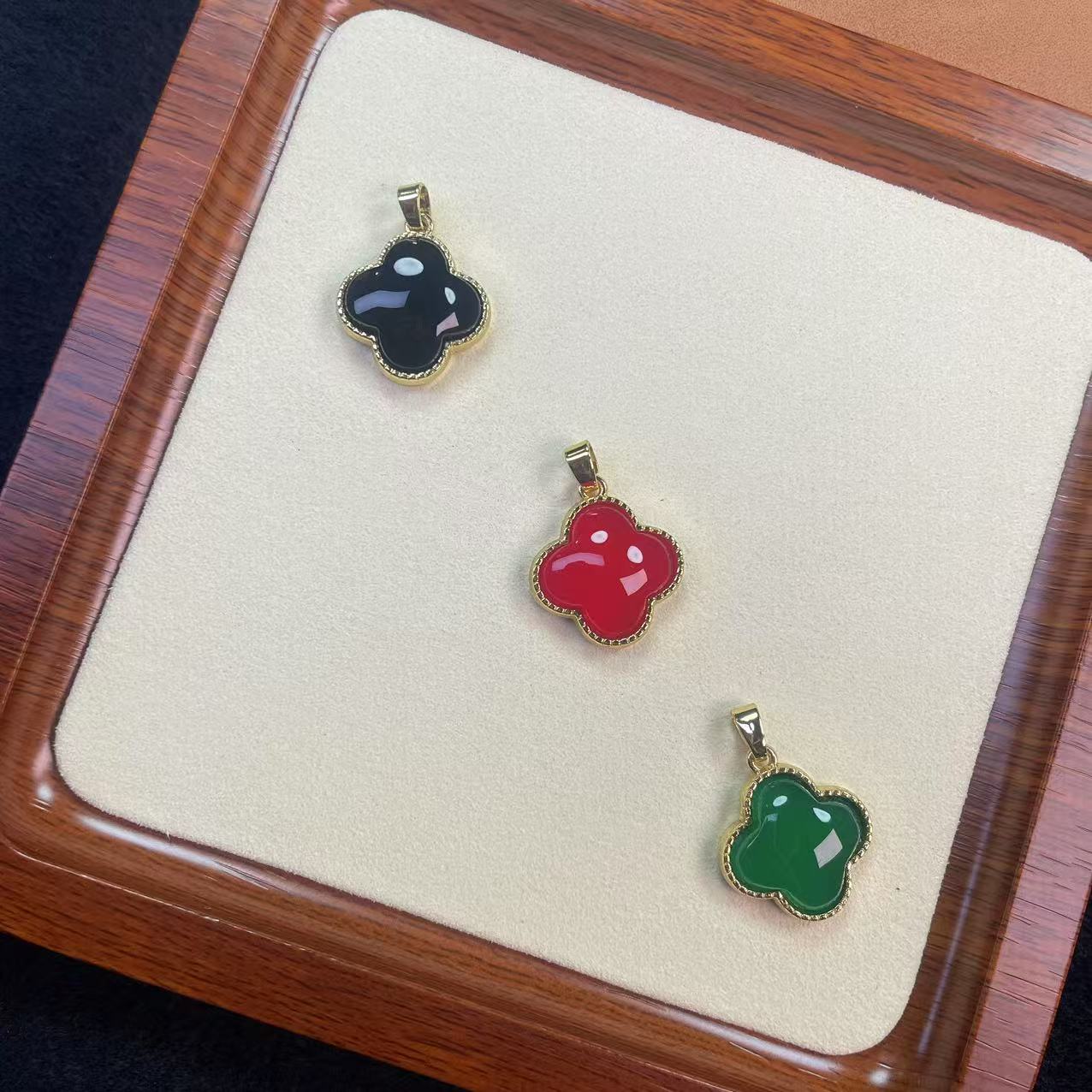 【欣悦甄选】四叶草天然玉髓玛瑙合金镶嵌吊坠（多样性发货拍一发一）