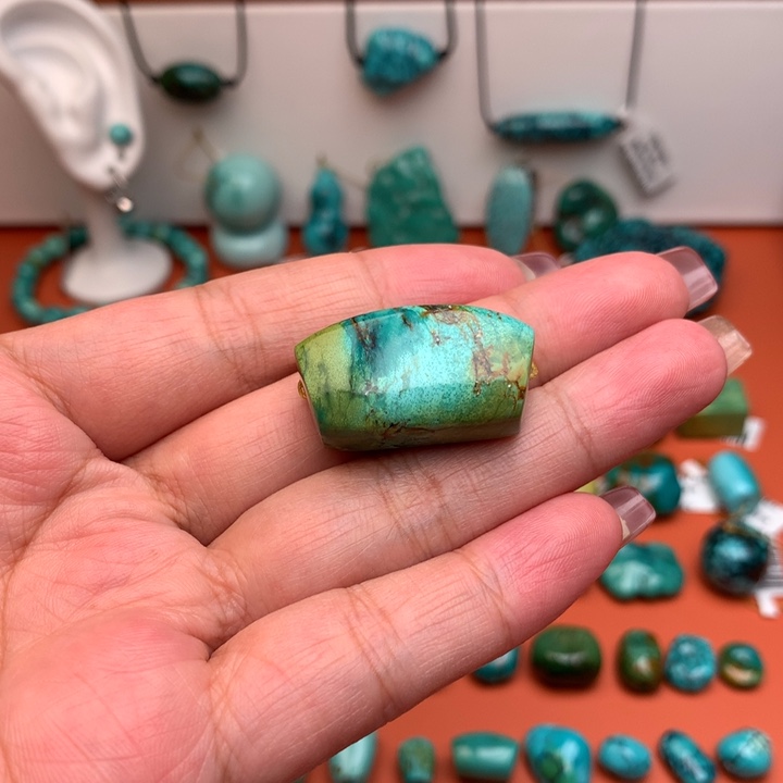 展***师绿松石未镶嵌珠宝奇石