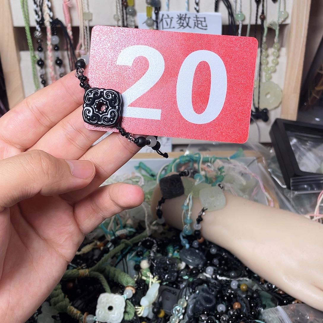 蛇纹石玉颈饰合金秋*