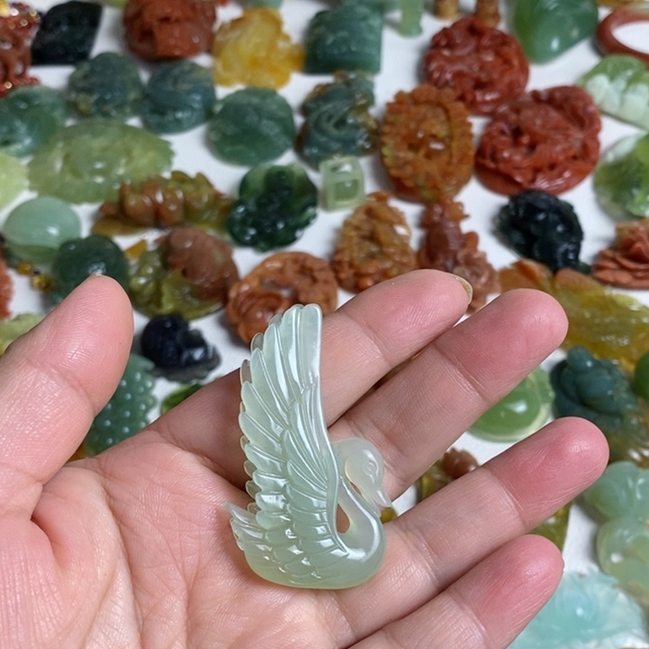 蛇纹石玉颈饰未镶嵌